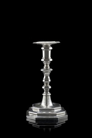 Candeliere in argento di sezione ottagonale con base gradinata, fusto a...