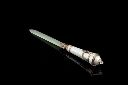 Tagliacarte in oro 14K, pietra dura, smalto traslucido bianco, diamanti e...