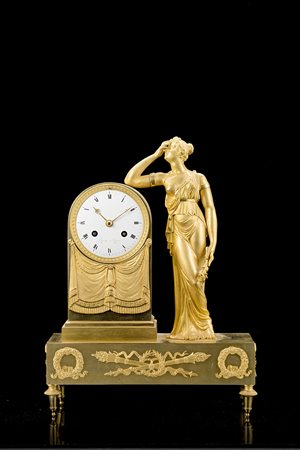 LESIEUR A PARISPendola in bronzo dorato decorata con figura femminile Epoca...