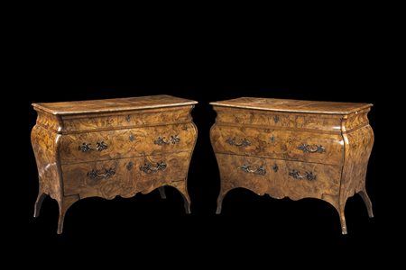 Coppia di cassettoni in noce e radica di forma sagomata a due cassetti e uno...