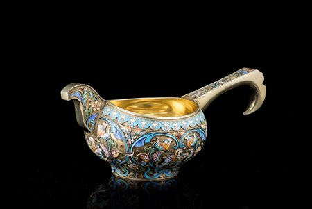 Kovsh in argento parzialmente dorato e smalti policromi cloisonnè, decorato...