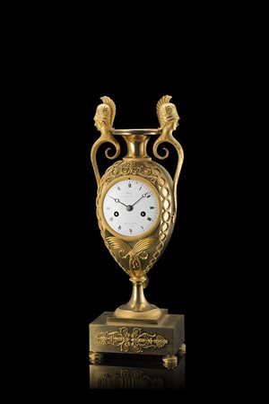 MUSYPendola in bronzo dorato decorata con vaso biansatoAnni 1805/1810 circa...