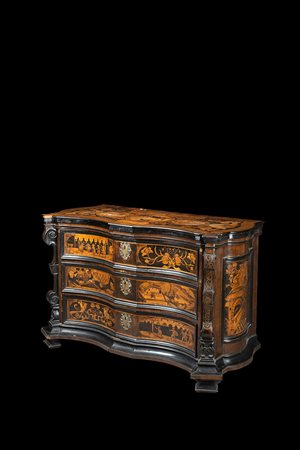 Cassettone intarsiato in legni vari, a tre cassetti, con fronte ribaltato al...