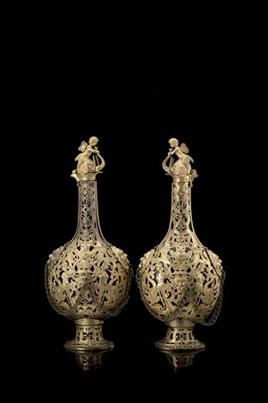 Coppia di antiche fiasche da pellegrino con corpi in vetro blu rivestiti in...