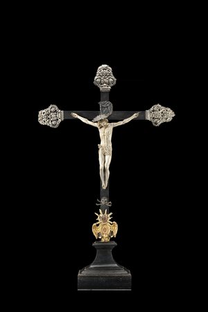 Crocefisso in avorio su croce in legno ebanizzato con puntali in argento...