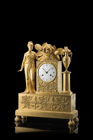 MUGNIER H. DE MONSIEUR FRÈRE DU ROY Pendola in bronzo dorato sormontata da...