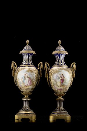 Manifattura di Sèvres, fine sec. XIX. Coppia di vasi a balaustro in...