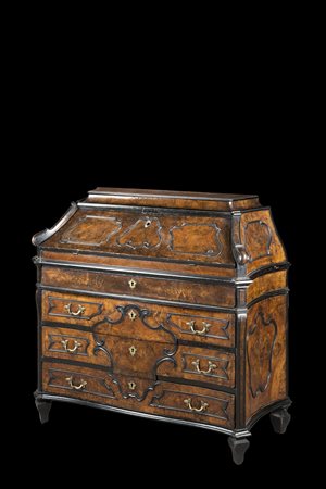 Ribalta ad urna in noce e radica di noce di forma mossa a tre cassetti e...