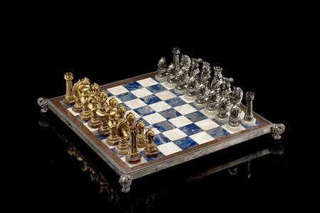 Scacchiera con trentadue pezzi, in argento, lapislazzuli ed alabastro....