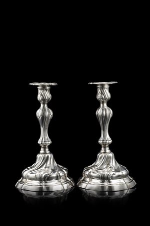 Coppia di candelieri in argento con piede mistilineo gradinato e bombato,...