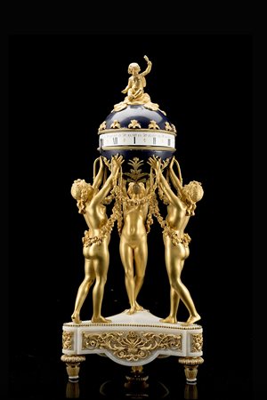 ANONIMO Pendola in bronzo dorato decorata con l'allegoria delle tre grazie...