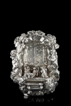 Rara acquasantiera in argento con gruppo a getto raffigurante la Deposizione...