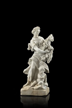 Statuetta raffigurante donna con ghirlanda di fiori e bambino ai piedi in...