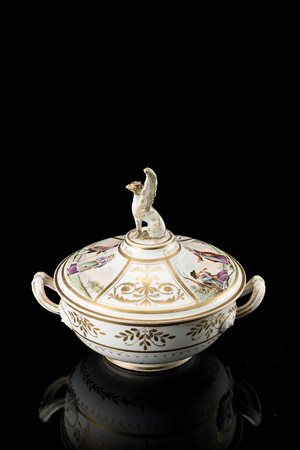 Manifattura Real Fabbrica Ferdinandea. Zuppiera biansata con coperchio in...