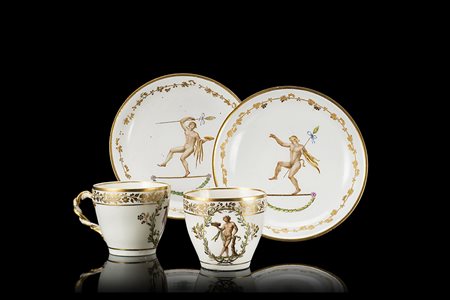 Rara coppia di tazze e due piattini in porcellana policroma della Real...