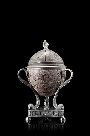 Zuccheriera in argento con coperchio e copertura ricavata da una noce di...