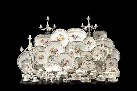 Parte di servizio da tavola in porcellana di ricche forme rocaille. Preziosa...