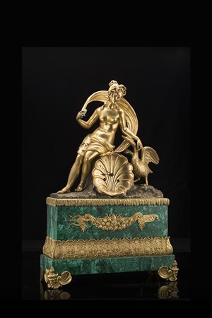 ANONIMOPendola in bronzo con base lastronata in malachite e sormontata da...