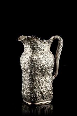 Caraffa in argento con corpo di sezione rettangolare sagomato, sbalzato e...