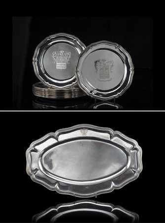 Lotto in argento composto da un vassoio di forma ovale e dodici piatti di...