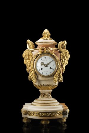 MATHIEN L'AINEPendola a forma di vaso in marmo e bronzo doratoEpoca fine...