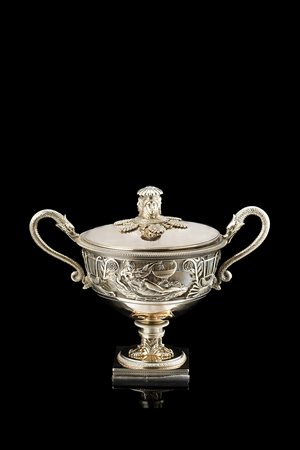 Coppa in argento vermeille, decorata da fascia traforata con figure muliebri...