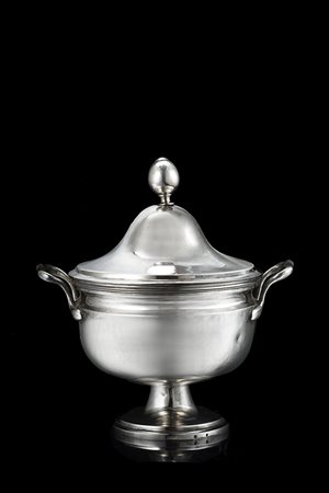 Zuppiera in argento, a due manici, con corpo circolare liscio su piede e...