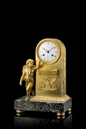 SOYEZ RUE DE MONTMORENCY N°8 PARISPendola in bronzo dorato decorta con putto...