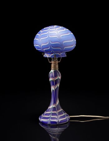 Manifattura di Murano. Lampada con fusto e paralume in vetro policromo a...