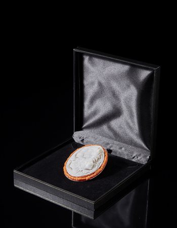 Grande cammeo raffigurante profili di fanciulle entro cornice decorata con...