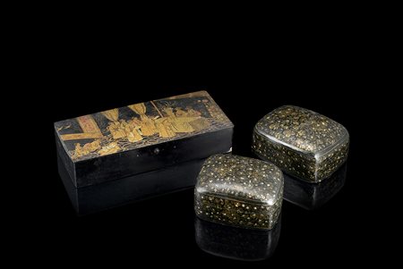 Manifatture diverse. Gruppo di tre scatole in lacca decorate a fiori e scene...