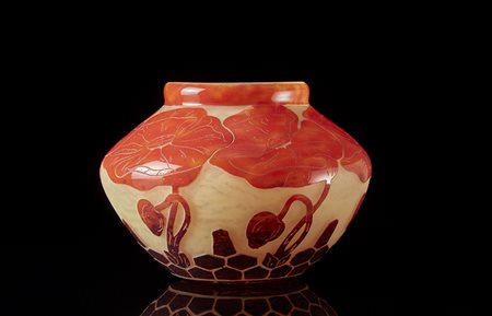 Le Verre Francais. Vaso di forma schiacciata in vetro cammeo inciso all'acido...