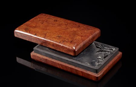 Scatola da scrittura in radica con interni in lavagna incisa e scolpita a...