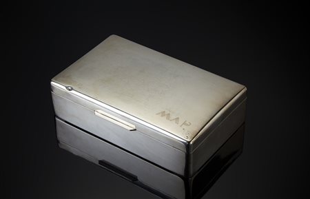 Scatola porta sigarette in argento a corpo liscio cifrato MAP. Argentiere...