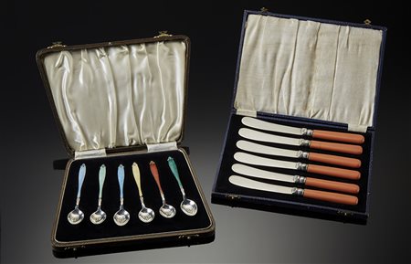 Lotto composto da una scatola di cucchiaini in argento e smalti, Birmingham...