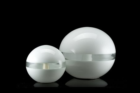 Manifattura di Murano Due lampade da tavolo sferiche in vetro incamiciato...