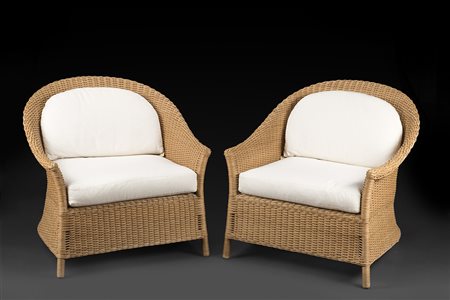 Coppia di poltrone in vimini con braccioli, schienale e gambe sagomati....