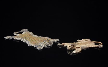 Manifattura diverse "Tigre" e "Leone" due statuette in metallo decorate in...