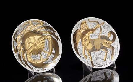 Piero Fornasetti (Milano 1913 - 1988)Lotto composto da due piatti...
