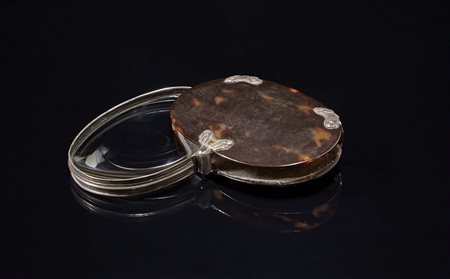Lente da tasca in tartaruga con ghiera in argento scanalato. Sec. XIXA...
