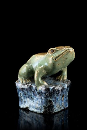 Manifattura di Cina. "Rospo" scultura in gres decorato in policromia (h. cm...