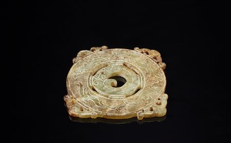 Disco bi in giada celadon e rosset inciso con motivi arcaici (cm 11x11) Cina,...