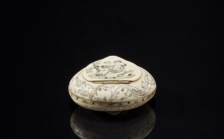 Manifattura del sec. XIX. Tabacchiera in osso incisa a volute, iscrizioni e...