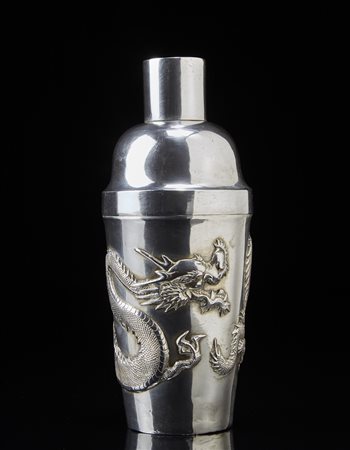 Shaker da cocktail in argento decorato sul corpo a drago in rilievo. Punzoni...