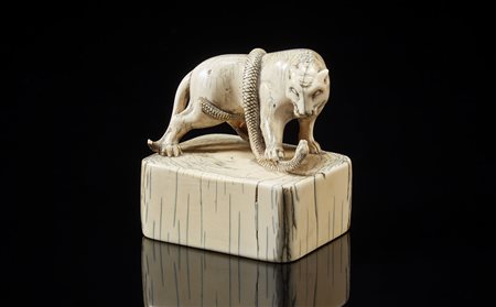 Sigillo in avorio scolpito a tutto tondo a pantera che lotta con serpente (h....