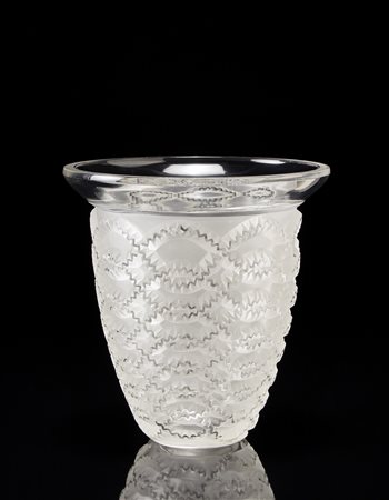 René Lalique (1860 - 1945)Vaso modello "Guirlandes" in vetro soffiato in...
