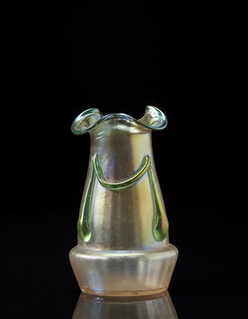 Manifattura francese, inizio sec. XX. Vaso in vetro iridescente decorato in...