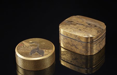 Lotto composto da due scatole laccate, una decorata con airone in oro ed una...