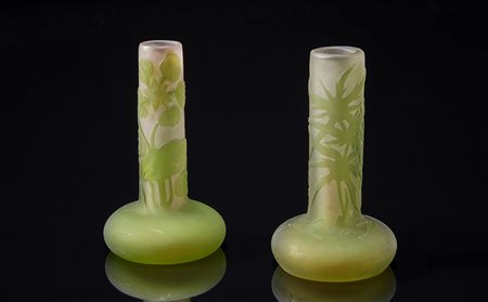 Gallé, Nancy Lotto di due vasetti a collo stretto in vetro a cammeo...