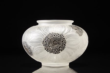 René Lalique (1860 - 1945)Vaso in vetro opalescente soffiato in stampo...